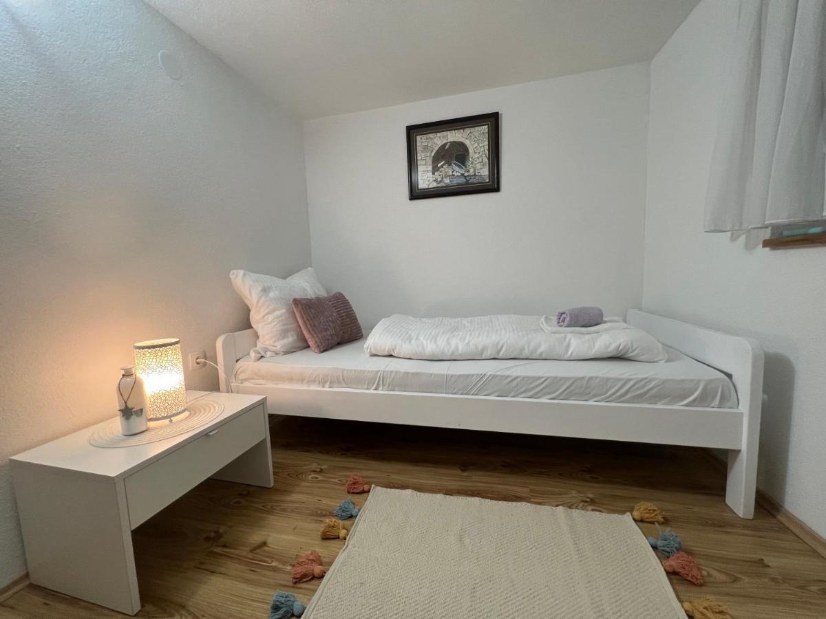 Apartment Katalin Kornić Kültér fotó